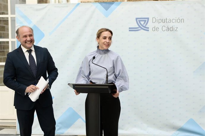 Archivo - La presidenta de Diputación, Almudena Martínez  con el vicepresidente primero, Juancho Ortiz.