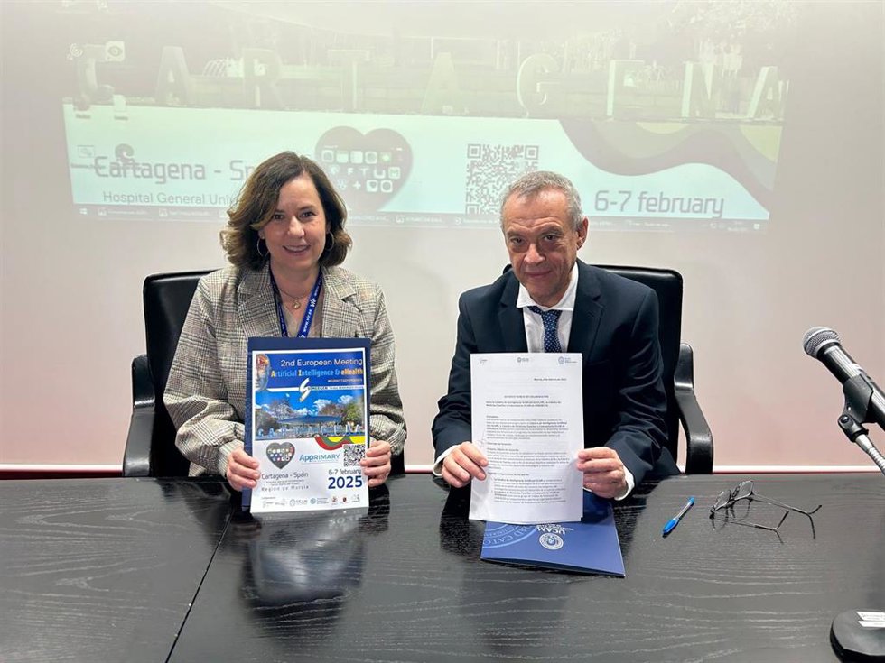La vicerrectora de Enseñanza Virtual de la UCAM y coordinadora de la Cátedra de Inteligencia Artificial, Belén López, y el director de la Cátedra de Medicina Familiar y Comunitaria UCAM-SEMERGEN, Juan Antonio Divisón, durante la firma del convenio