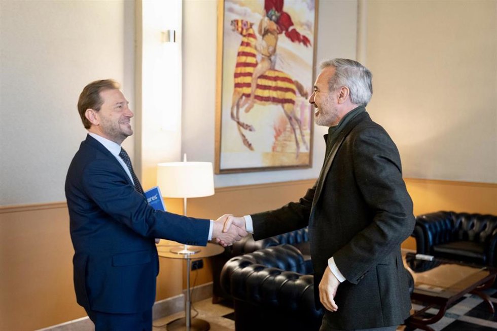 El portavoz del PP en las Cortes de Aragón, Fernando Ledesma, con el presidente del Gobierno de Aragón, Jorge Azcón.