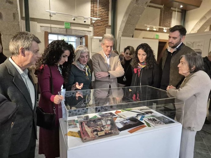 El delegado territorial de la Junta de Castilla y León en Ávila, José Francisco Hernández Herrero, y la familia del arquitecto Antonio López Díaz