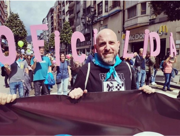 El escritor en asturiano y periodista de Europa Press Damián Barreiro en una manifestación por la oficialidad del asturiano.