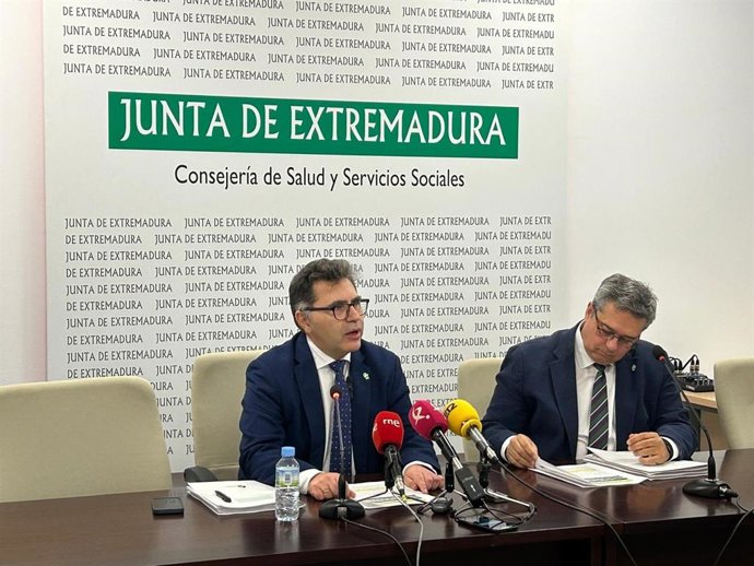 El director gerente del SES, Jesús Viles, acompañado por el director general de Asistencia Sanitaria, Félix Miranda, detalla la situación de las listas de espera sanitaria.