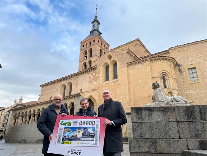 El concejal de Cultura, Juan CArlos Monroy (izda), el director de ONCE en Segovia, Claudio Congosto y el alcalde José Mazarías, en la plaza de San Martín, en el escenario del cupón