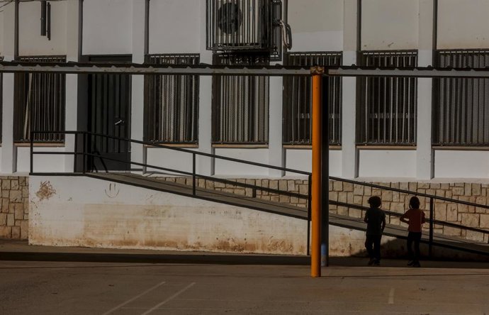 Archivo - Varios niños vuelven a las clases en un colegio afectado por la dana. 