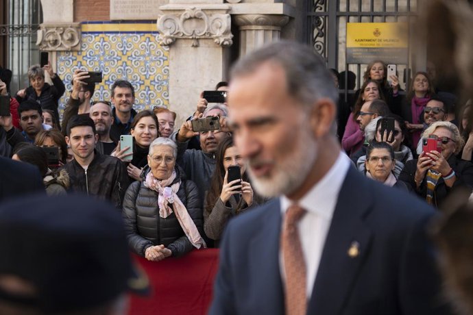 Archivo - Arxiu - Assistents a l'eixida del Rei Felip VI, de la cerimnia dels Premis Rei Jaume I, a la Llotja dels Mercaders