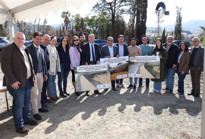 El presidente de la Diputación de Málaga, Francisco Salado, junto al alcalde de Álora, Francisco Martínez, preside el acto de colocación de la primera piedra del Corredor Verde en el municipio.