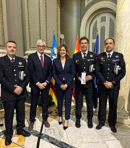 Entrega de un distintivo a la Policía Local de Albacete por su labor en la dana de Valencia.