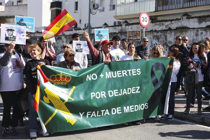 Imágenes de la concentración en la Comandancia de la Guardia Civil de Cádiz en recuerdo de los dos agentes fallecidos por una narcolancha en 2024, a 7 de febrero de 2025 en Cádiz (Andalucía, España). 