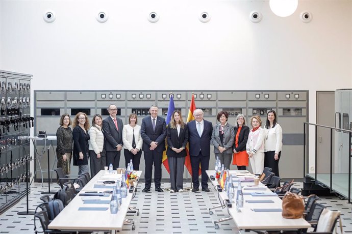 Los miembros de las dos delegaciones en la reunión de este viernes.