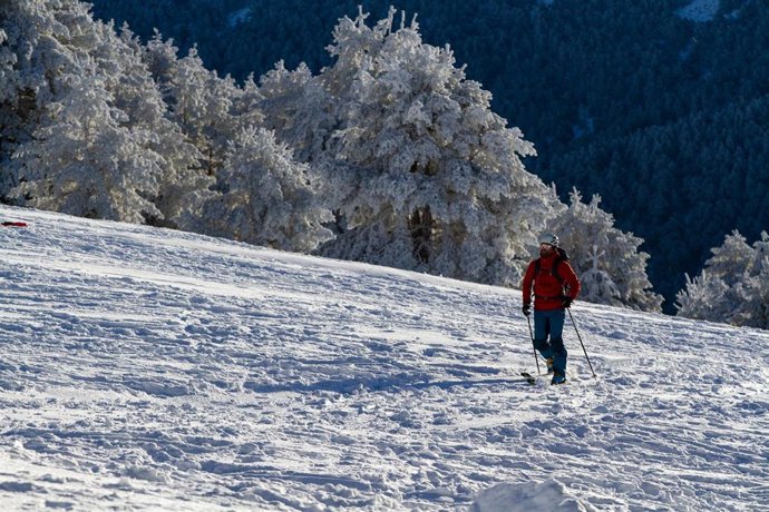 Archivo - Un esquiador en el Puerto de Cotos, a 7 de enero de 2024, en Madrid (España). 