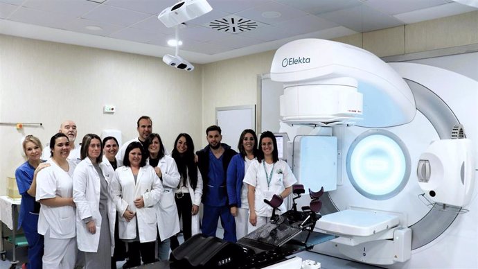 Profesionales de los servicios de Oncología Radioterápica y de Radiofísica del Hospital Universitario Juan Ramón Jiménez de Huelva.