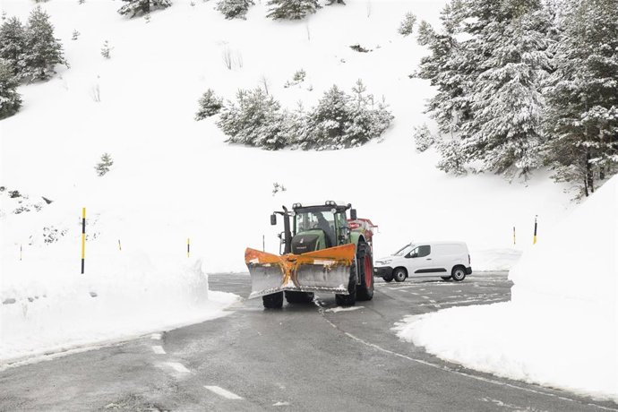 Archivo - Imagen de un quitanieves