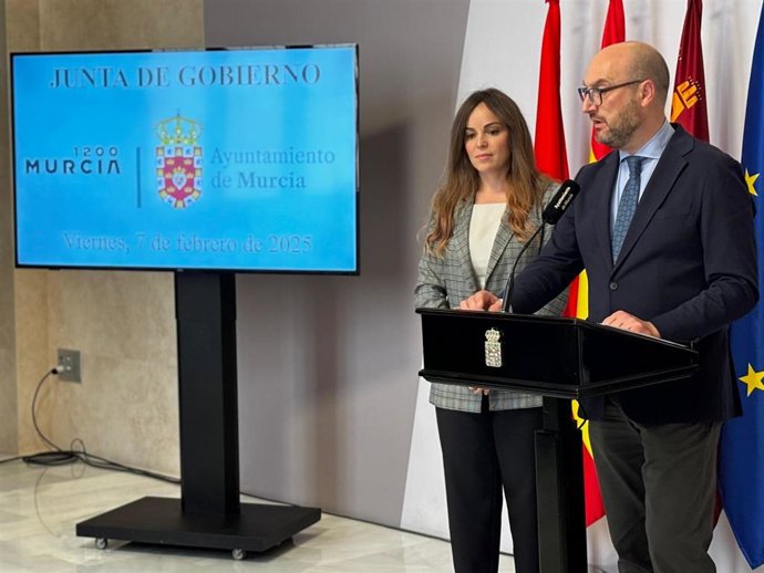 El concejal de Movilidad, Gestión Económica y Contratación del Ayuntamiento de Murcia, José Francisco Muñoz, en una rueda de prensa