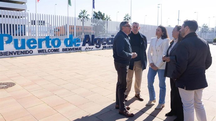 El portavoz de Vox en el Parlamento de Andalucía, Manuel Gavira, este viernes en su visita al puerto de Algeciras (Cádiz).