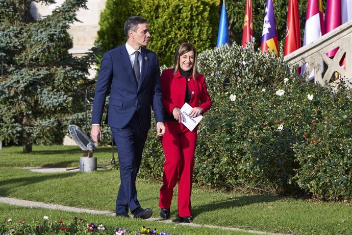 Archivo - El presidente del Gobierno, Pedro Sánchez, y la presidenta del Gobierno de Cantabria, María José Sáenz de Buruaga, durante la XXVII Conferencia de Presidentes, en el Palacio de la Magdalena, a 13 de diciembre de 2024, en Santander, Cantabria (Es