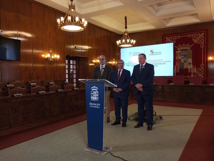 El delegado territorial de la Junta en Zamora, Fernando Prada; el consejero de Movilidad y Transformación Digital, José Luis Sanz Merino; y el presidente de la Diputación Provincial, Javier Faúndez