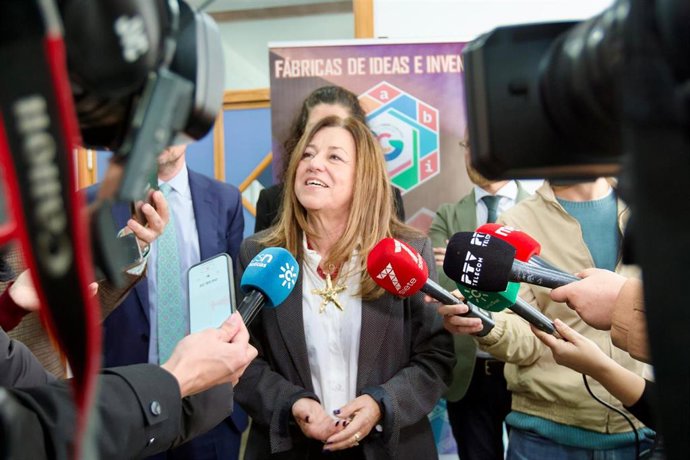 María del Carmen Castillo atiende a los periodistas en Córdoba.