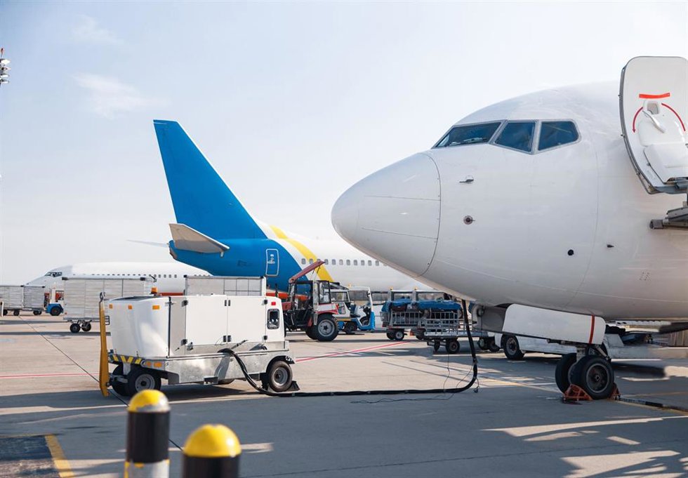 Archivo - Repostaje de combustible en un avión