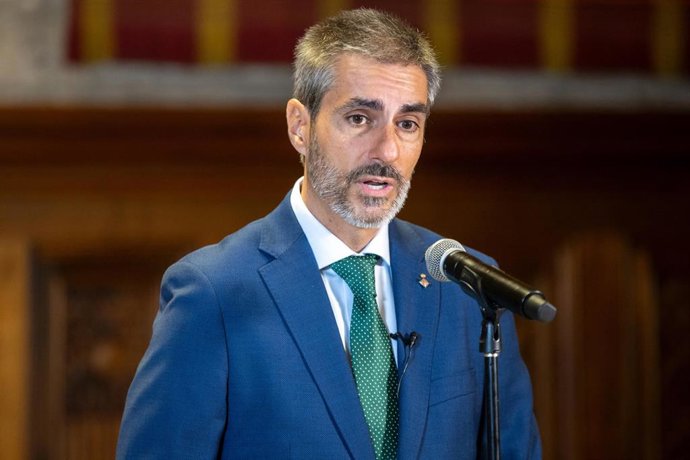 Archivo - El concejal y presidente del Grupo Municipal de VOX en el Ayuntamiento de Barcelona, Gonzalo de Oro-Pulido, interviene durante la comitiva popular de la Mercè, a 24 de septiembre de 2023