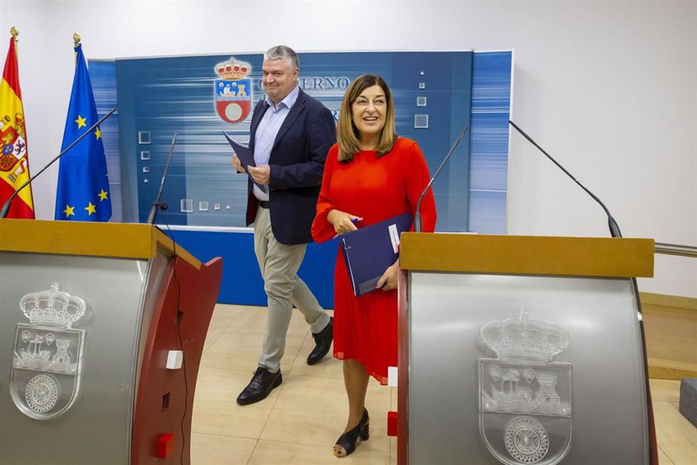 Archivo - La presidenta de Cantabria, María José Sáenz de Buruaga, y el consejero de Economía, Luis Ángel Agüeros
