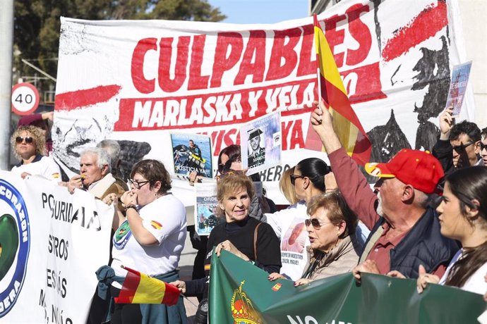 Imágenes de la concentración en la Comandancia de la Guardia Civil de Cádiz en recuerdo de los dos agentes fallecidos por una narcolancha en 2024, a 7 de febrero de 2025 en Cádiz (Andalucía, España). 