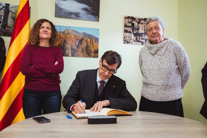 El president de la Generalitat, Salvador Illa, amb la consellera de Cultura, Sònia Hernández, i l'alcaldessa de la Vall de Boí (Lleida), Sònia Bruguera, abans de la clausura de l'Any Taüll