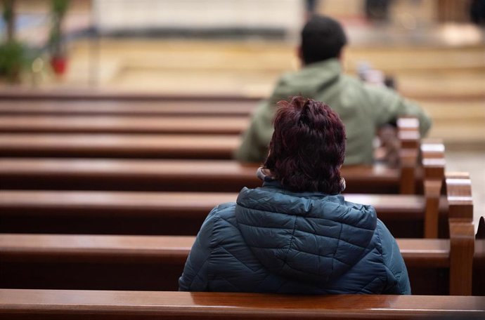 Imagen de archivo de varias personas rezando en una iglesia de Madrid, a 17 de enero de 2025, en Madrid (España).
