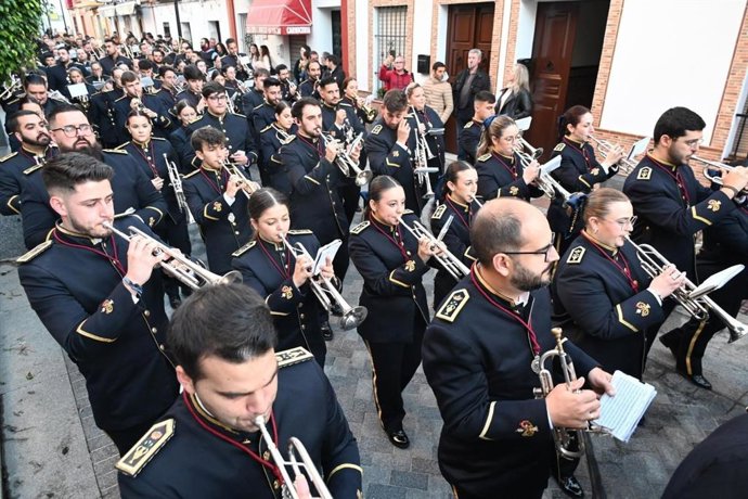 Músicos de la Agrupación Nuestra Señora de la Encarnación, por las calles de Tomares, en la procesión de San Sebastián.
