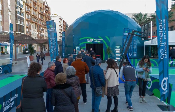 Domo geodésico de 250 m2 en el que los visitantes pueden disfrutar de una exposición inmersiva, charlas y conciertos.