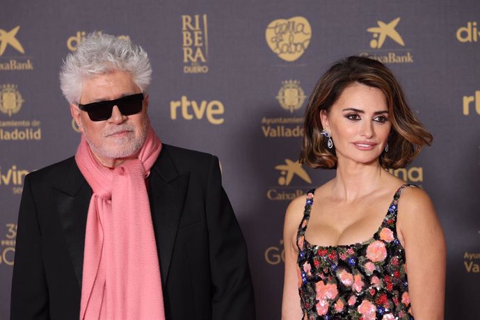 Archivo - La actriz Penélope Cruz y el director Pedro Almodóvar posan en la alfombra rosa previa a la gala de la 38 edición de los Premios Goya, en el Auditorio Feria de Valladolid, a 10 de febrero de 2024, en Valladolid, Castilla y León (España). La Acad