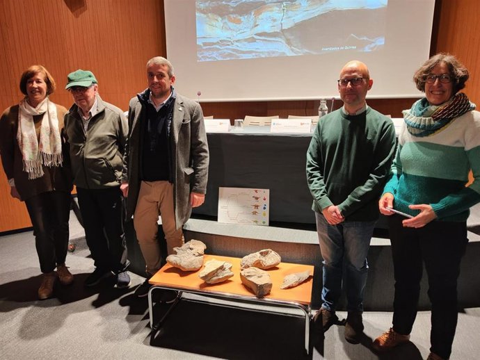 Reyes Ugalde, concejala de Villaviciosa; José Carlos García-Ramos, director científico del MUJA; José Ángel Toyos, alcalde de Colunga; Iván Aitor Lucas, viceconsejero de Ciencia, y Laura Piñuela, investigadora del MUJA