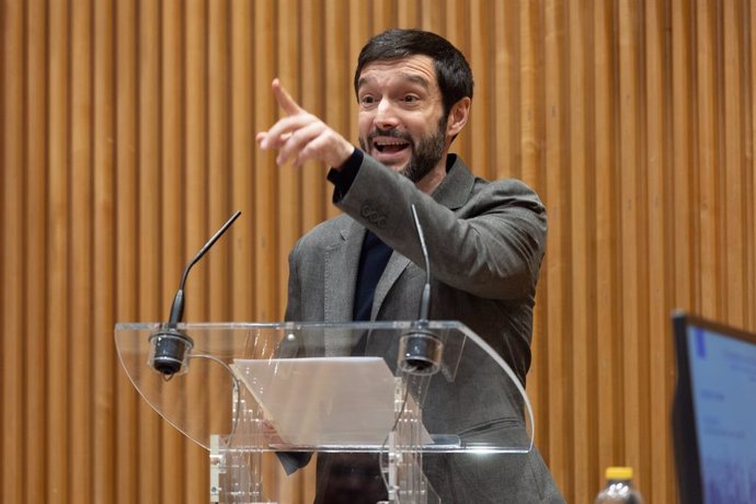 El ministro de Derechos Sociales, Consumo y Agenda 2030, Pablo Bustinduy, interviene durante la clausura de la jornada Plataforma del Voluntariado, en el Congreso de los Diputados, a 7 de febrero de 2025, en Madrid (España). El encuentro está organizado p