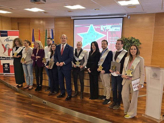 Responsables de la UJA junto a egresados destacados en 2024  en la Gala Especial Programa Alumni.