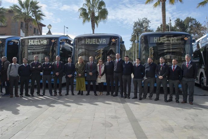 Archivo - Presentación de los primeros diez autobuses cien por cien eléctricos, que empezarán a circular por todos los barrios de la ciudad con cero emisiones.