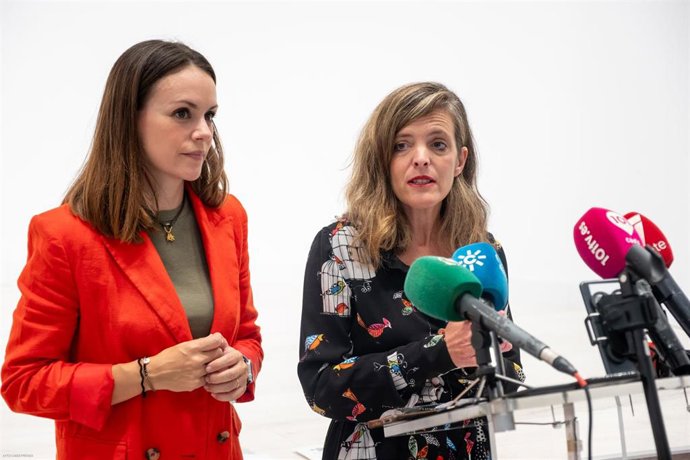Archivo - La teniente de alcalde delegada de Cultura y Patrimonio en el Ayuntamiento de Cádiz, Maite González, y la teniente de alcalde de Fiestas, Beatriz Gandullo, en una rueda de prensa