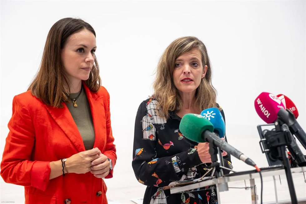 Archivo - La teniente de alcalde delegada de Cultura y Patrimonio en el Ayuntamiento de Cádiz, Maite González, y la teniente de alcalde de Fiestas, Beatriz Gandullo, en una rueda de prensa