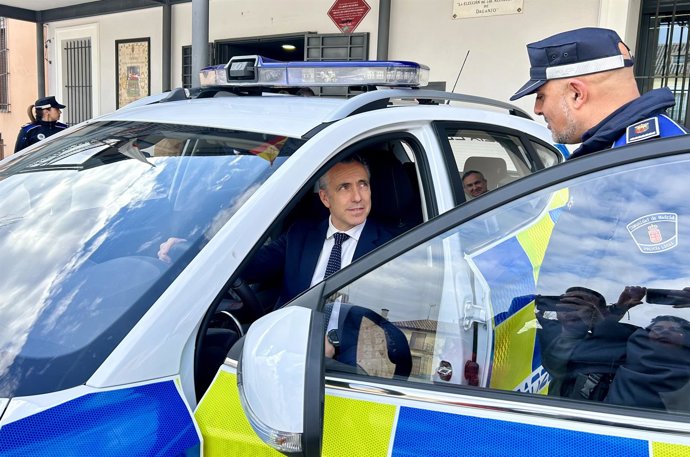 El consejero de Medio Ambiente, Agricultura e Interior de la Comunidad de Madrid, Carlos Novillo, en Daganzo de Arriba, durante la firma del convenio por el que esta localidad
