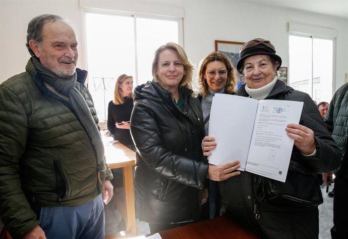 Entrega de títulos a los propietarios al concluir el proceso de concentración parcelaria de Voto