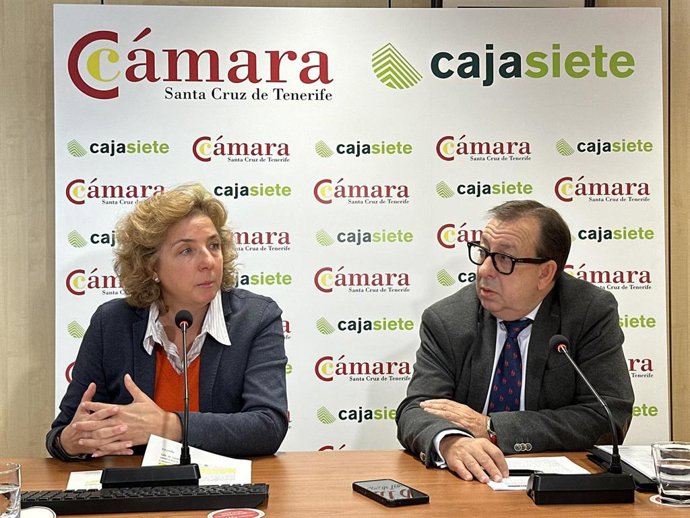 Presentación del Boletín de Comercio del último trimestre de 2024 a cargo de la directora general de la Cámara de Comercio de Santa Cruz de Tenerife, Lola Pérez, acompañada del director de Relaciones Institucionales de CajaSiete, José Manuel Garrido