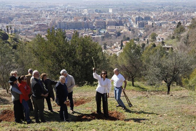 Las actrices Maribel Verdú, Leonor Watling y Aitana Sánchez-Gijón participan en una plantación de encinas en Granada para compensar la huella de carbono emitida en la 39 edición de los Premios Goya.