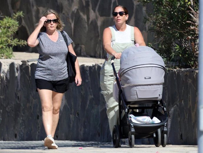 Anabel Pantoja pasea junto a su suegra y su hija Alma, a 07 de febrero de 2025, en Gran Canaria (España).