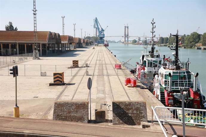 Archivo - Zona trasera de las instalaciones del Puerto de Sevilla. 