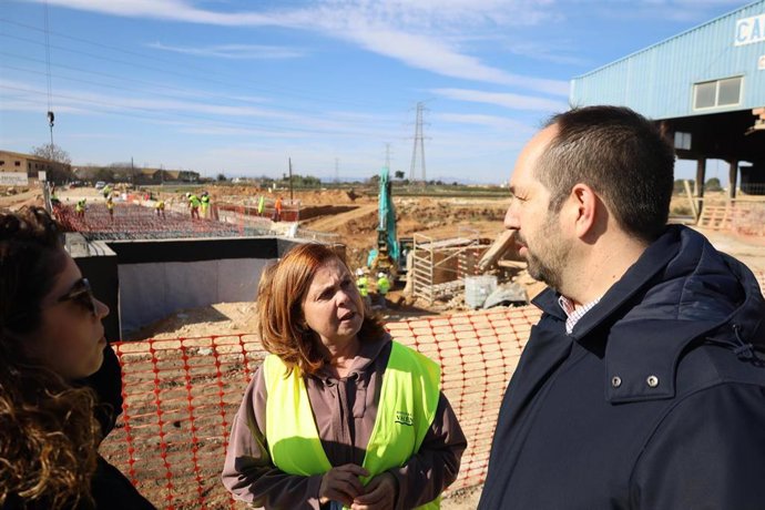 La diputada provincial de Carreteras, Reme Mazzolari, y el alcalde de Aldaia, Guillermo Luján, visitan las obras de emergencia en el puente sobre el barranco dels Cavalls de Aldaia