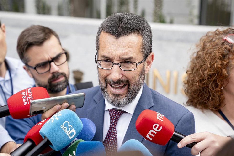 Archivo - El alcalde de La Línea, José Juan Franco, atiende a los periodistas en una imagen de archivo.