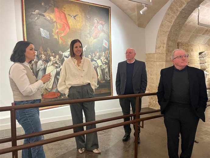 La vicepresidenta del Consell de Mallorca y consellera insular de Cultura y Patrimonio, Antònia Roca, en su visita al Museu d'Art Sacre de Mallorca.