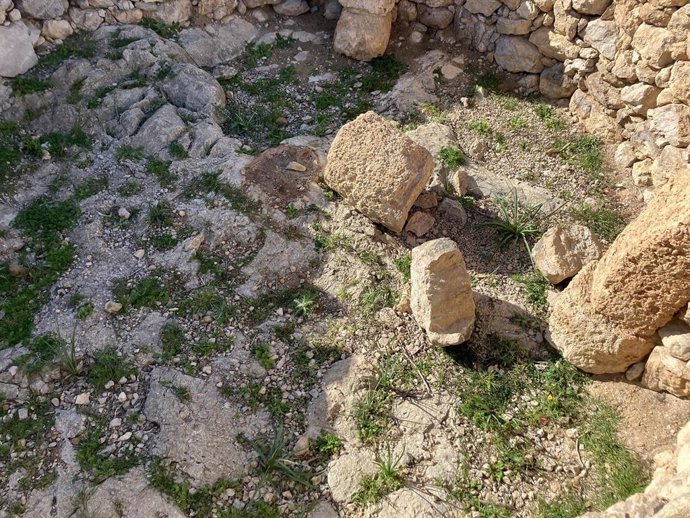 Detalle de los tambores de la columna central derribados y fracturados.