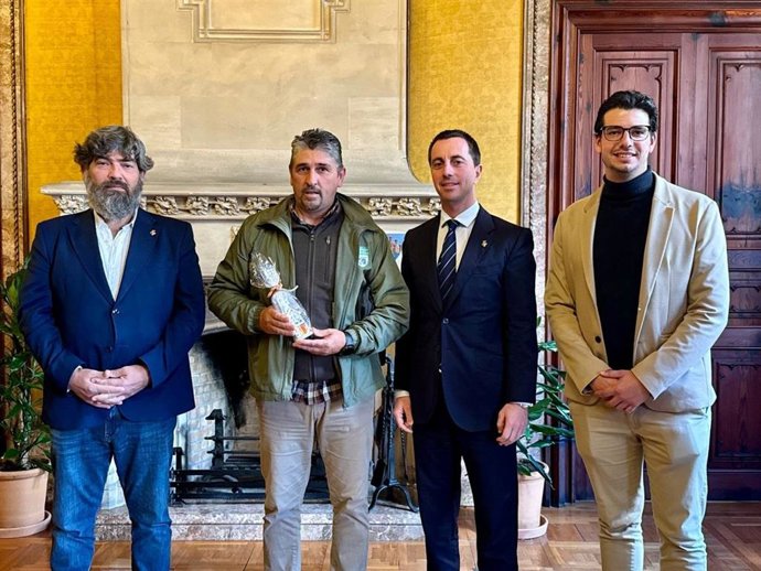 El presidente del Consell, Llorenç Galmés, recibe a los campeone de España de caza de becada y de cetrería en la modalidad de bajo vuelo con azor