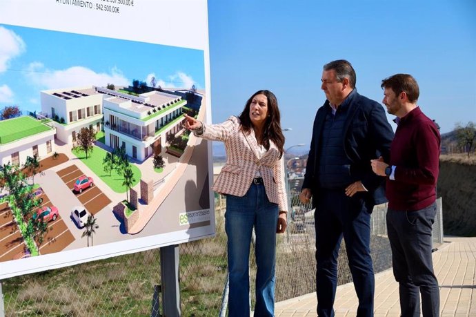 La consejera de Inclusión Social, Juventud, Familias e Igualdad de la Junta de Andalucía, Loles López, muestra al alcalde de Tíjola, José Juan Martínez, una recreación del proyecto que se construirá en Tíjola (Almería).