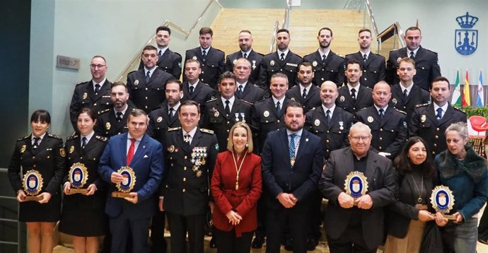 Imagen de los galardonados en el Día de la Policía Local de Alcalá de Guadaíra