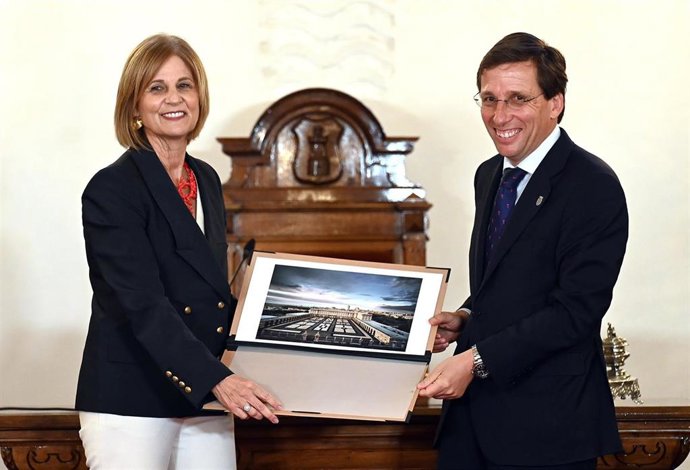 La alcaldesa de Jerez de la Frontera (Cádiz), María José García-Pelayo, en una recepción oficial en el Ayuntamiento al alcalde de Madrid, José Luis Martínez-Almeida.